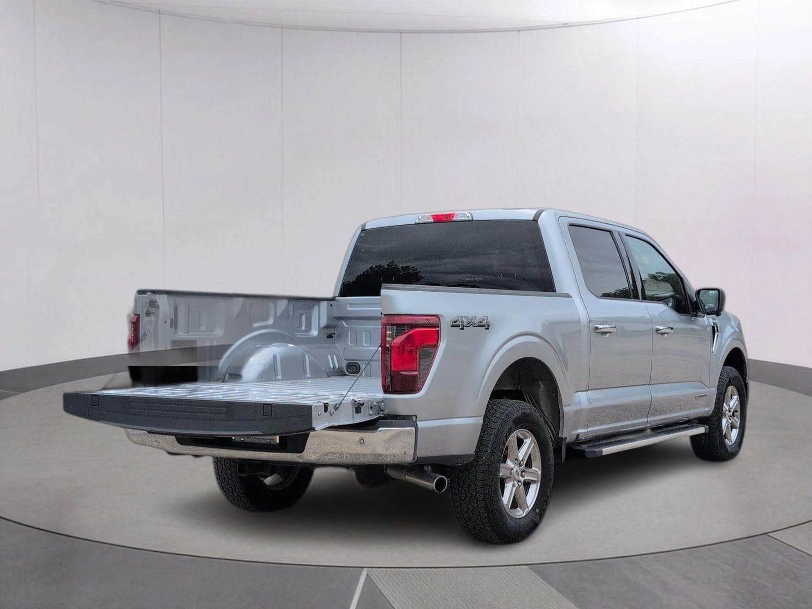 Used 2024 Iconic Silver Ford XLT image 5
