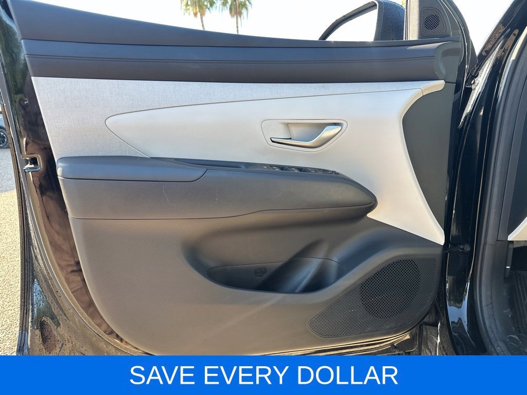 Used 2025 Black Hyundai SEL Convenience image 5
