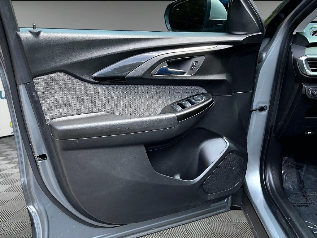 Used 2023 STERLING GRAY METALLIC Chevrolet LT image 9