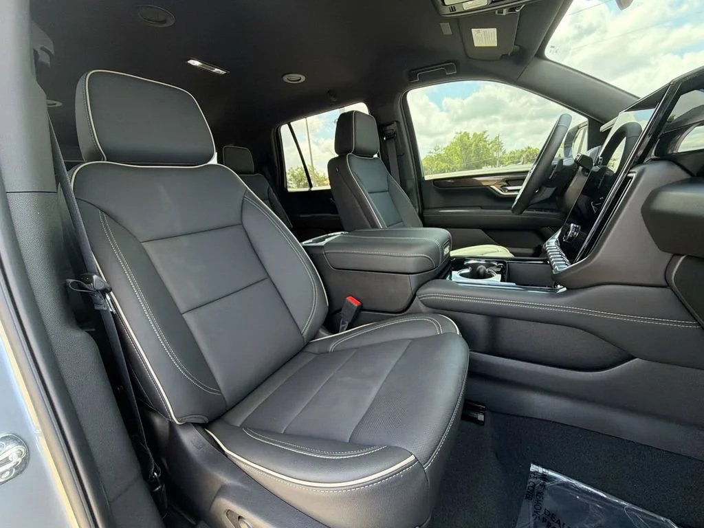 New 2026 Sterling Metallic GMC Elevation image 32
