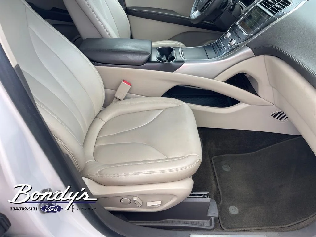 Used 2019 White Platinum Clearcoat Metallic Lincoln Standard image 18