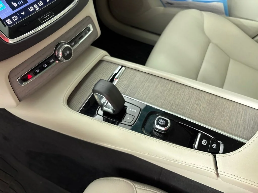 Certified Used 2025 Crystal White Volvo Plus image 43