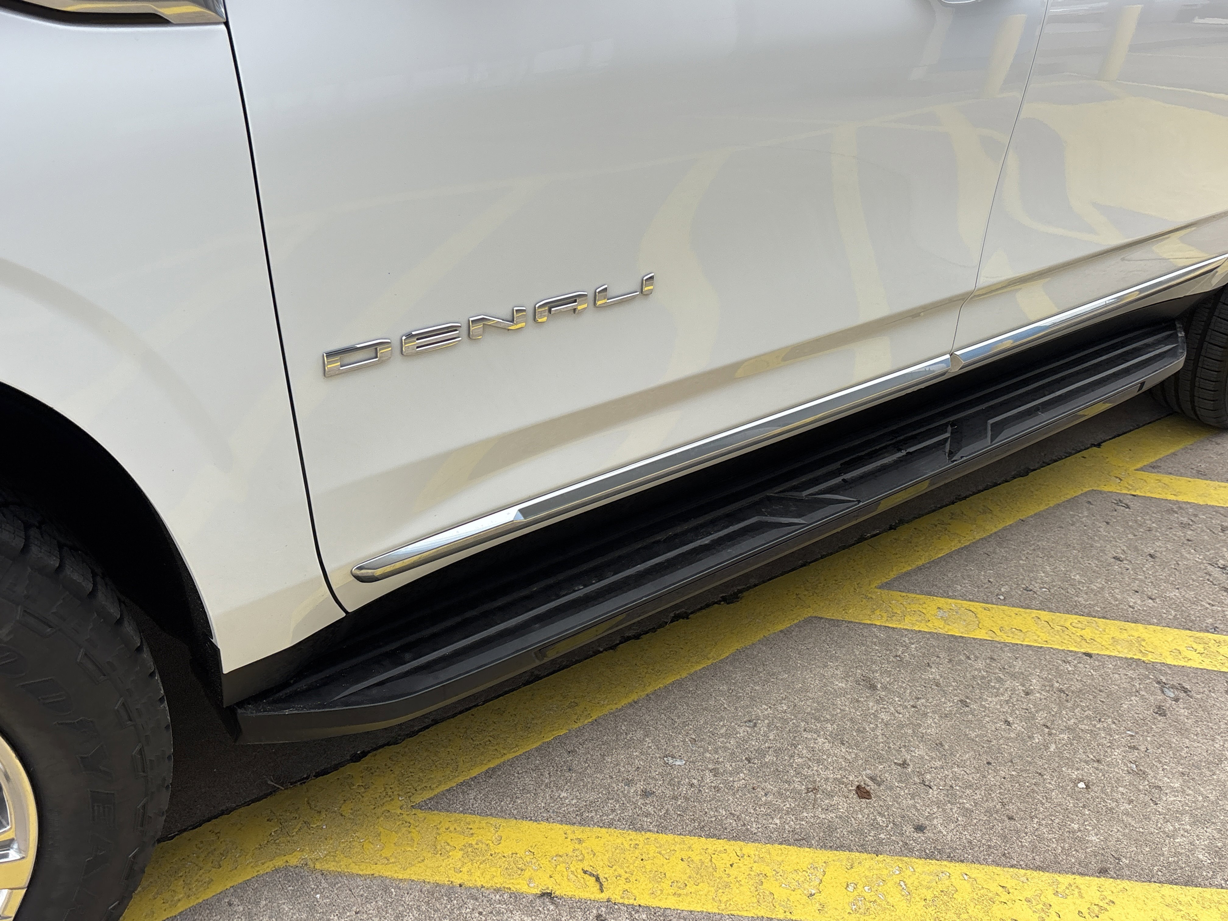 Used 2025 Summit White GMC Denali image 15