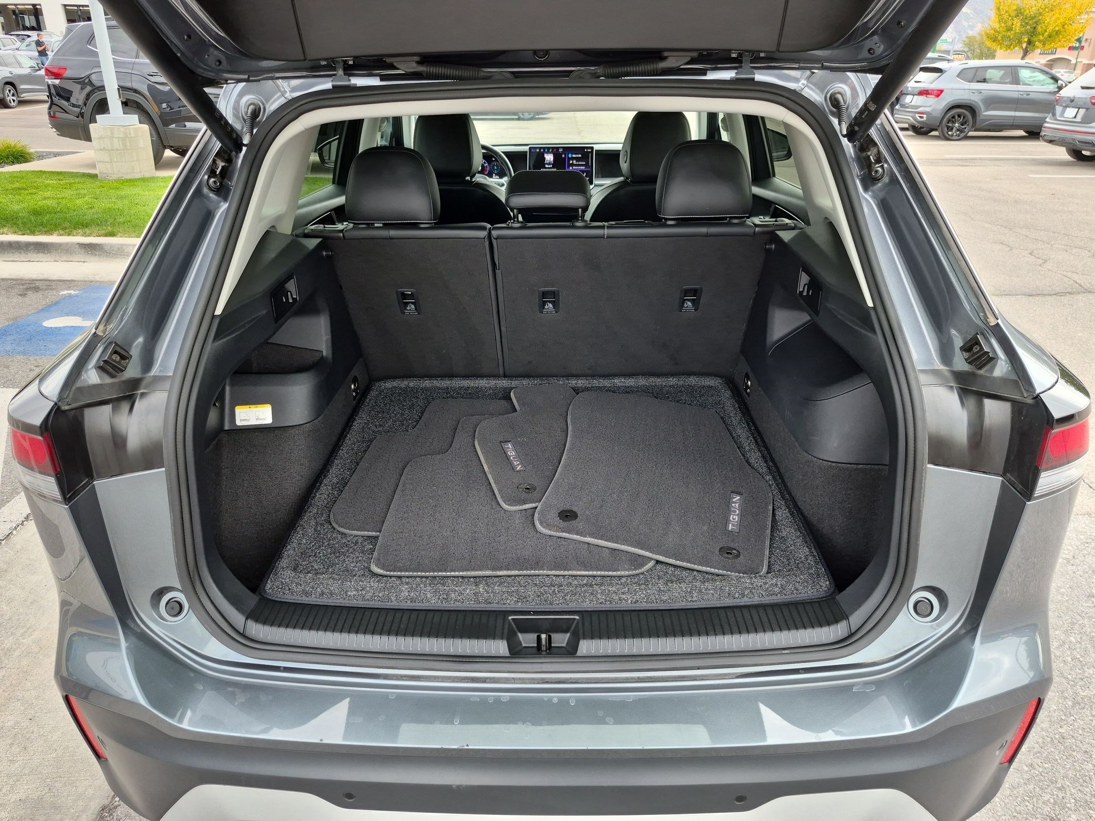 Used 2025 Platinum Gray Metallic Volkswagen SE image 29