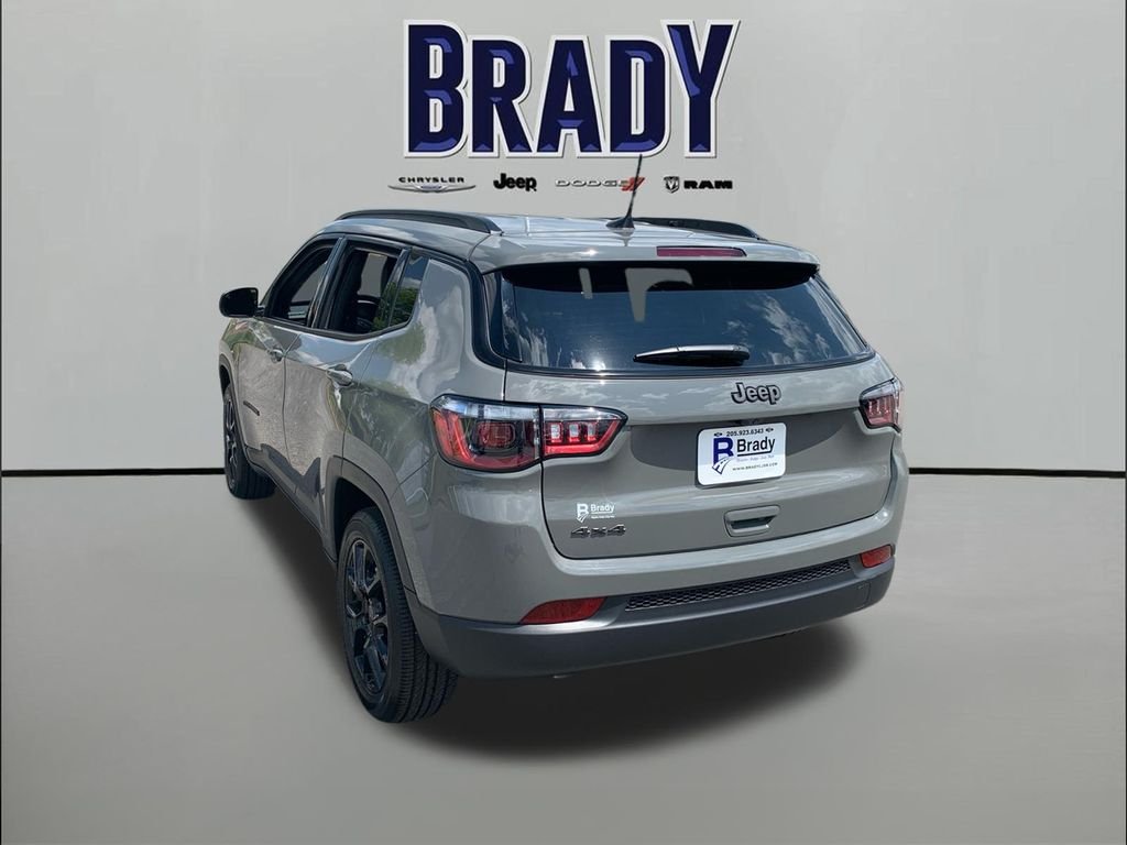 New 2026 Sting-Gray Clear-Coat Exterior Paint Jeep Latitude image 5