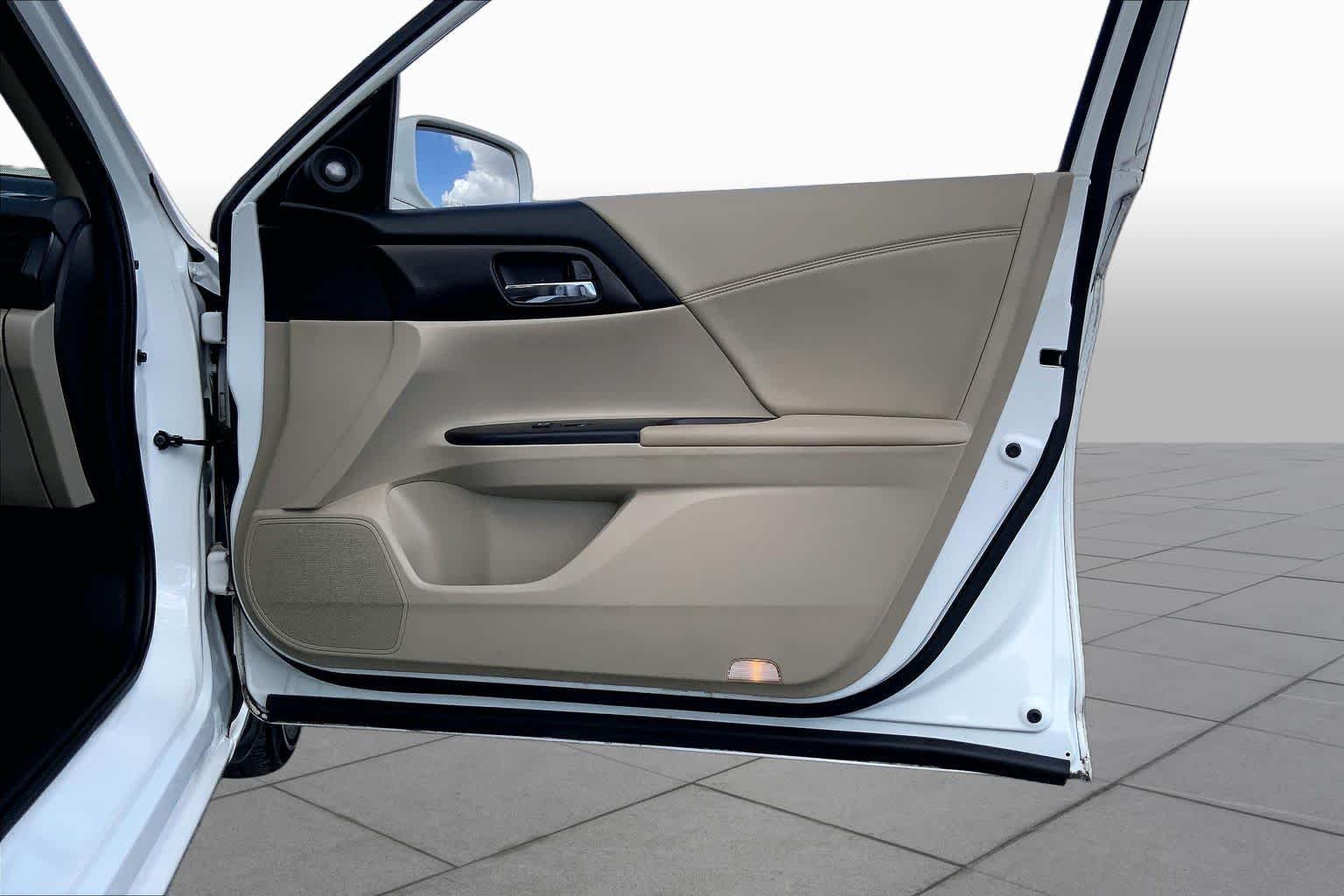Used 2013 White Orchid Pearl Honda Touring image 22