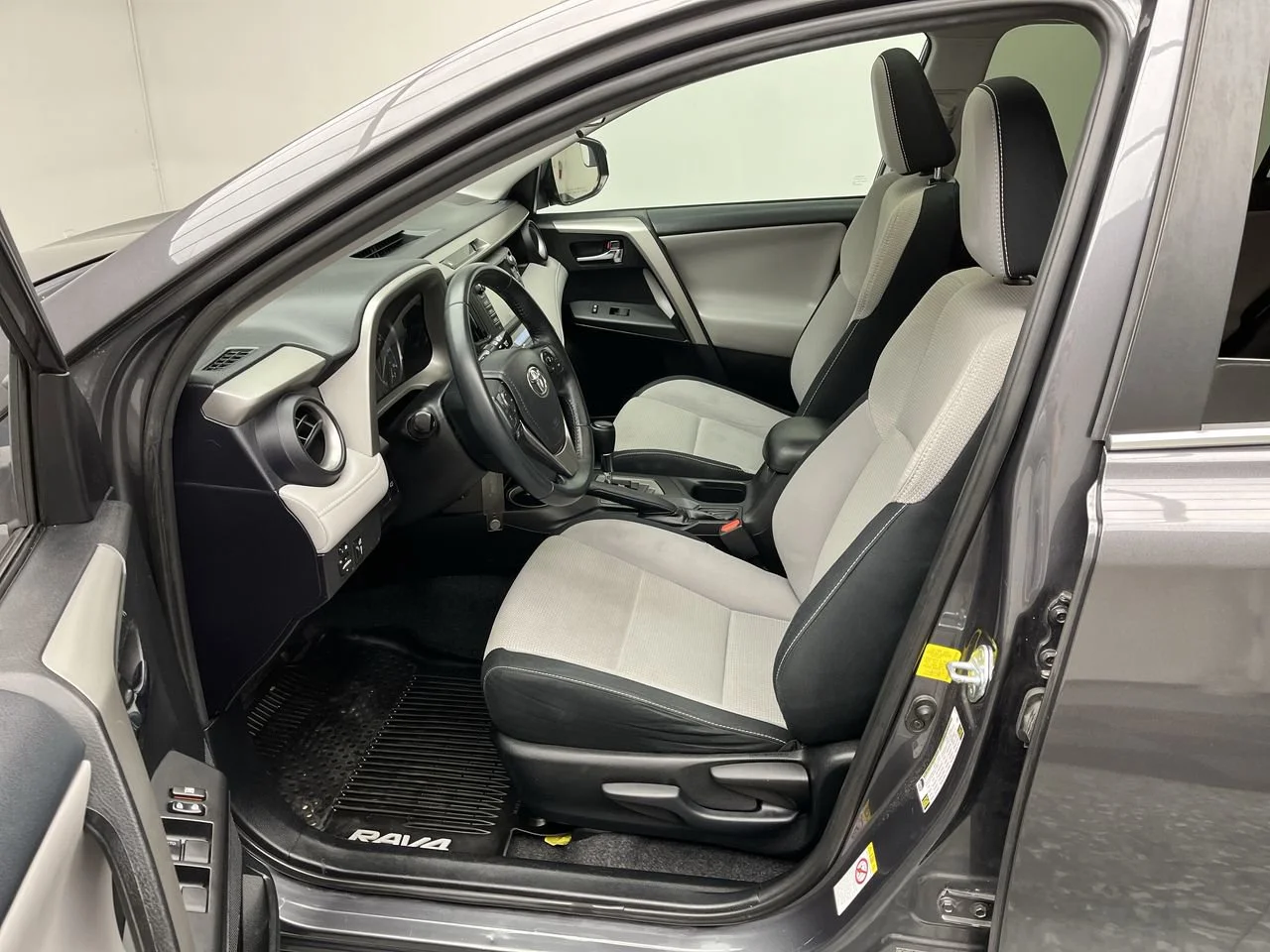 Used 2016 Gray Toyota XLE image 3