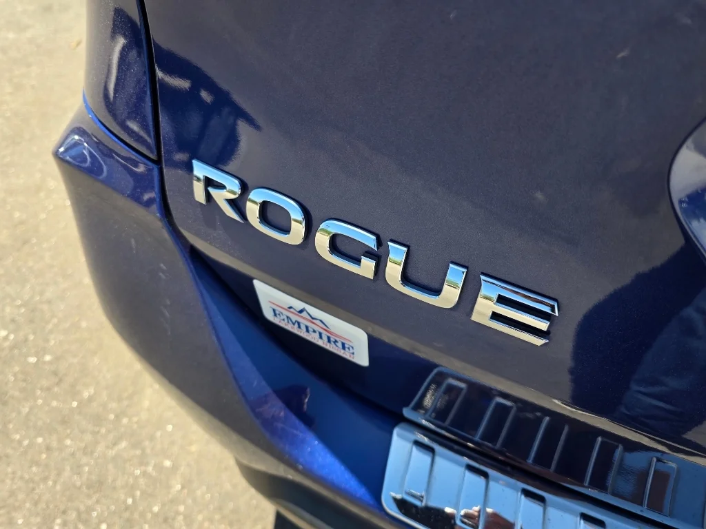 Used 2018 Caspian Blue Nissan SL image 10
