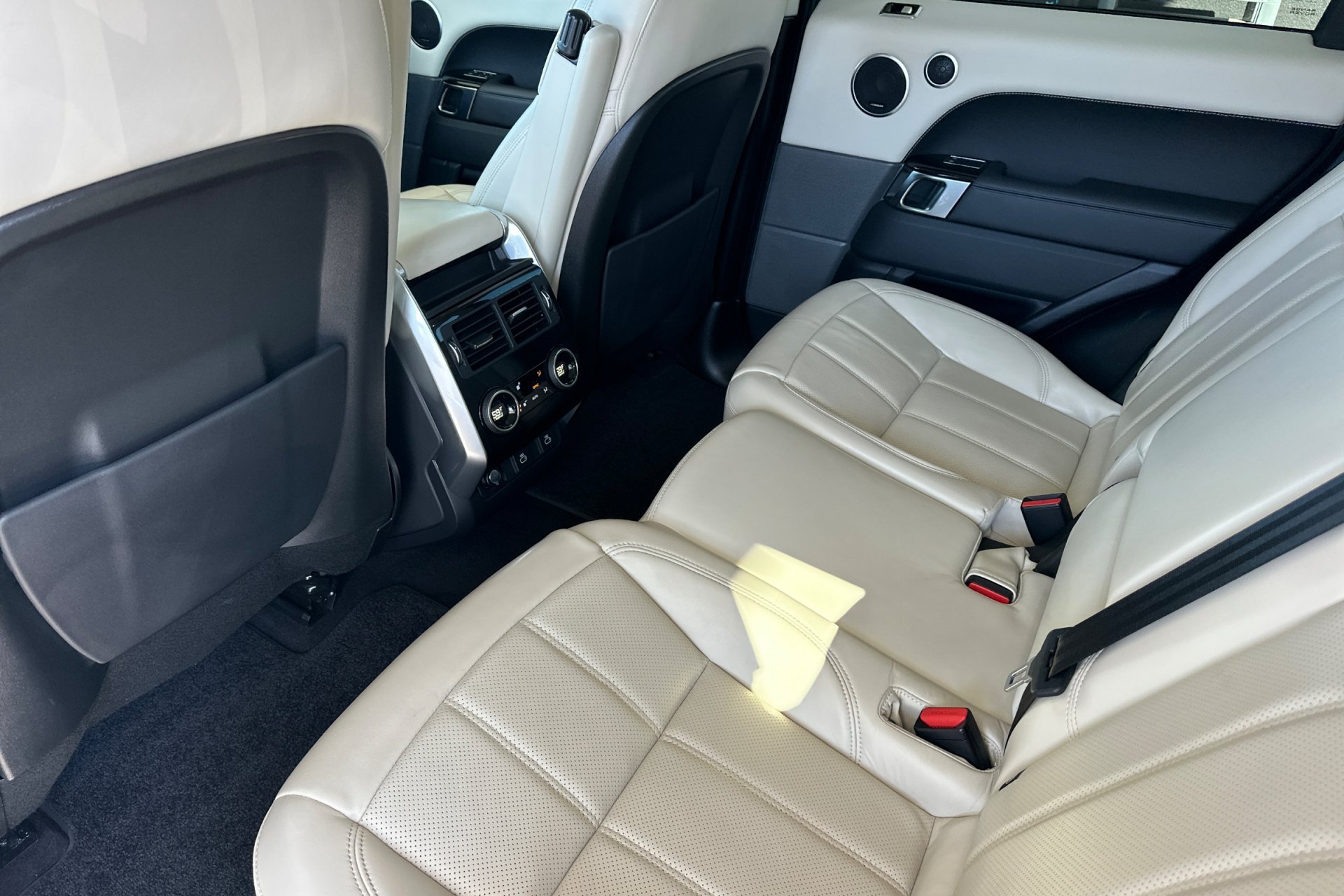 Used 2022 Fuji White Land Rover HSE Silver Edition image 4