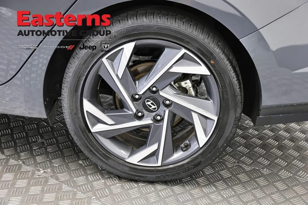 Used 2025 Gray Hyundai SEL Convenience image 33