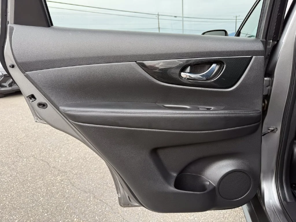 Used 2017 Gun Metallic Nissan SL image 21