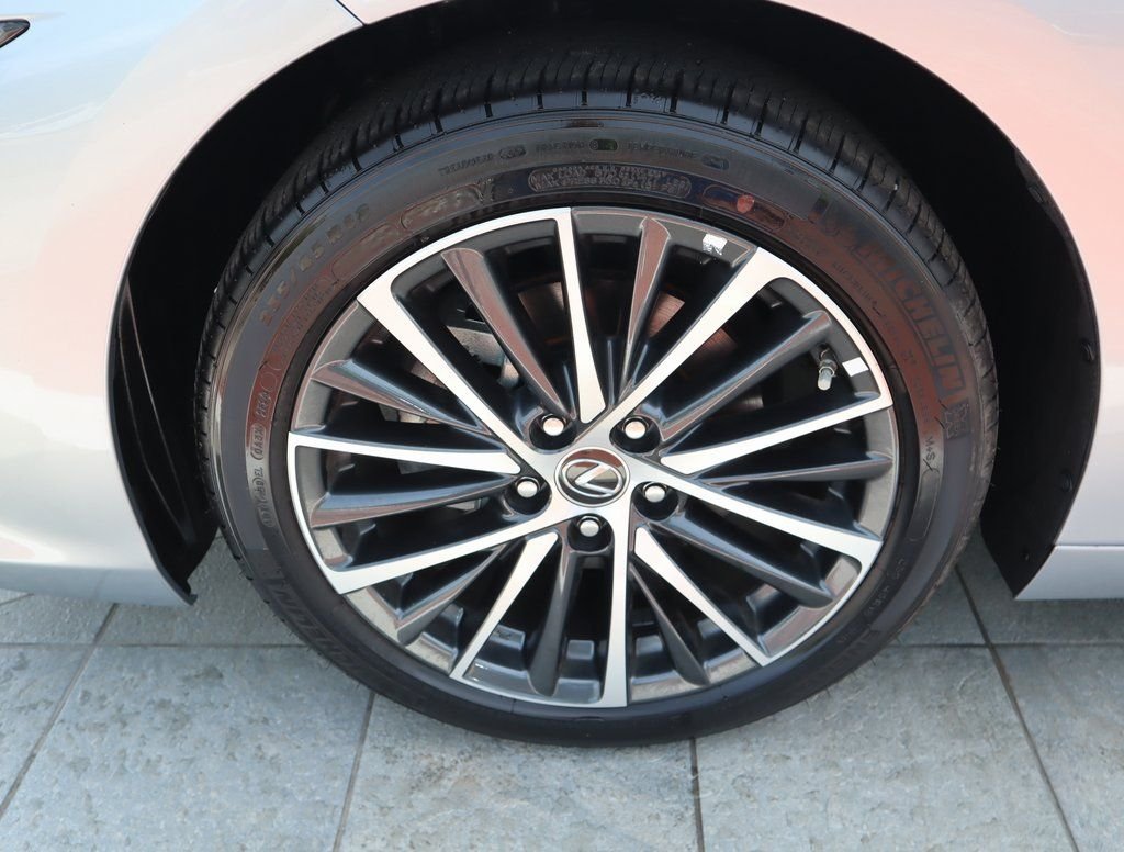 2025 Lexus ES 350 - Photo 9