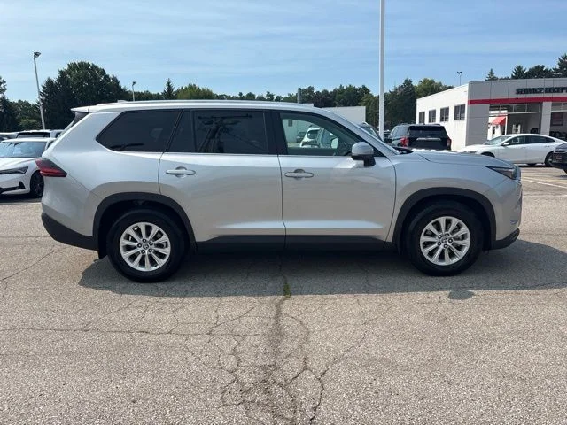 Used 2025 Silver Toyota XLE image 3