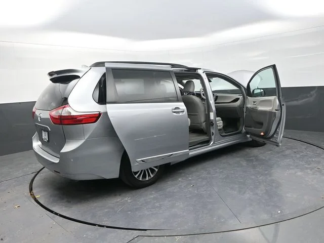 Used 2018 Silver Toyota XLE image 34