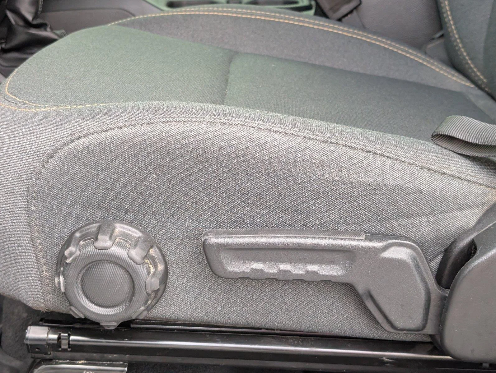 Used 2025 Bright White Clearcoat Jeep Sport S image 15