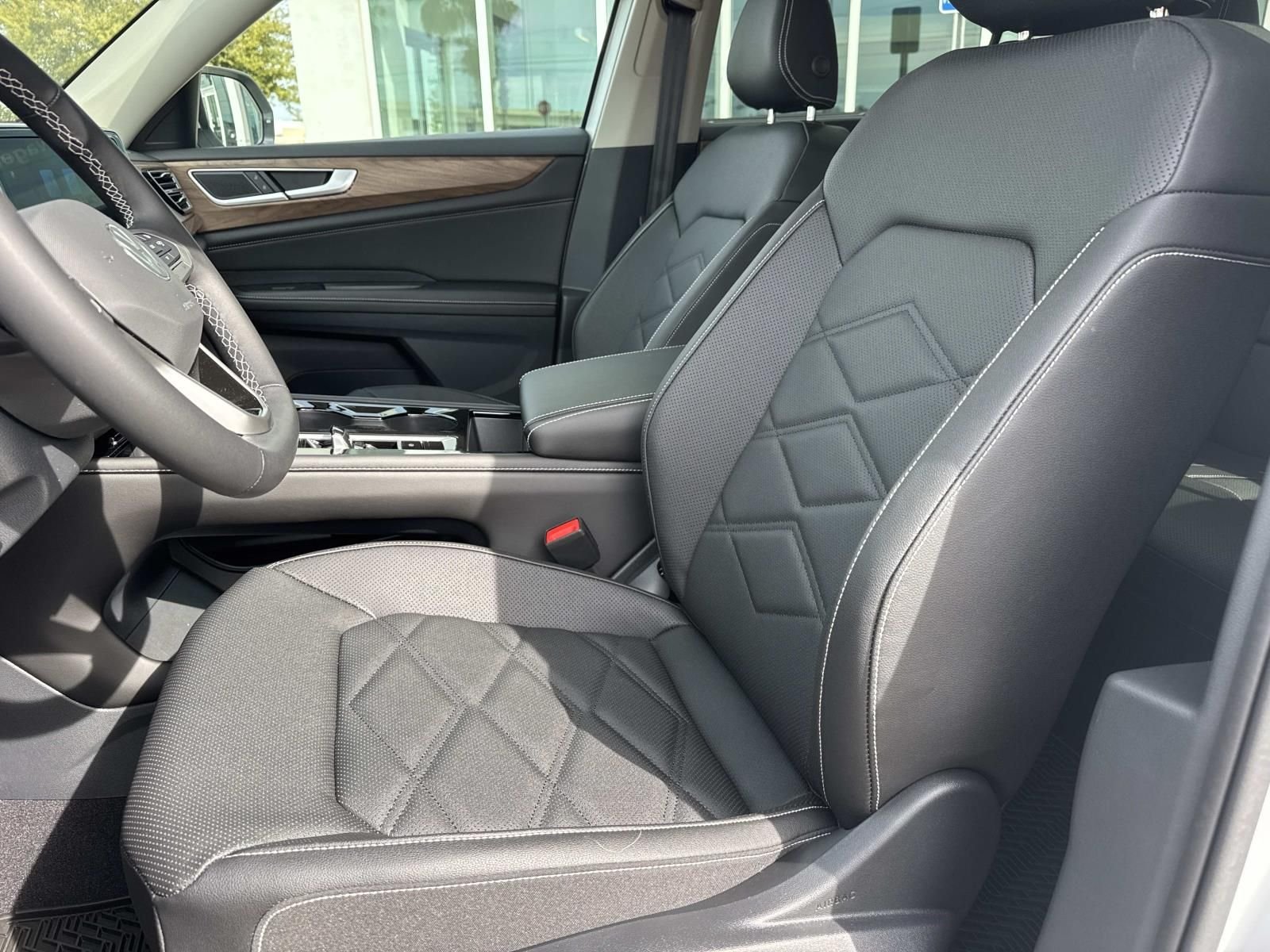 New 2026 White Volkswagen 2.0T SE w/Technology image 10