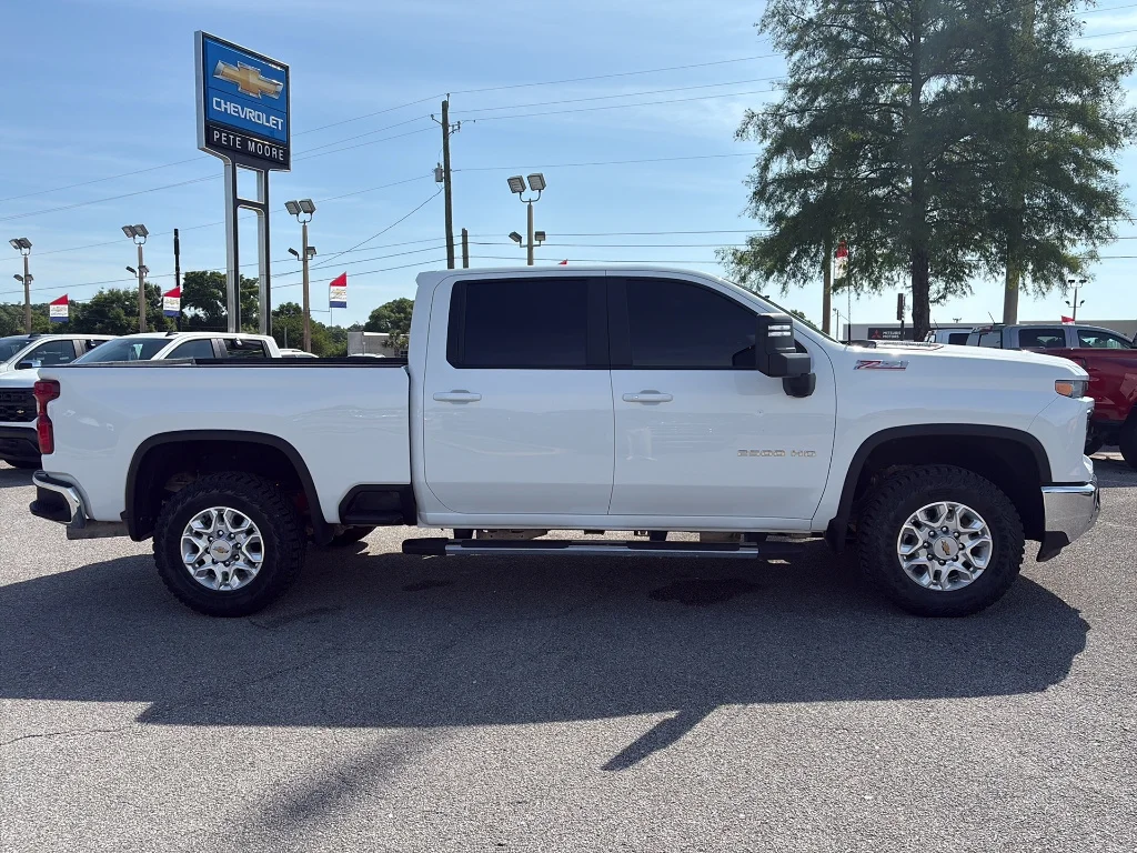Used 2025 Summit White Chevrolet  image 4