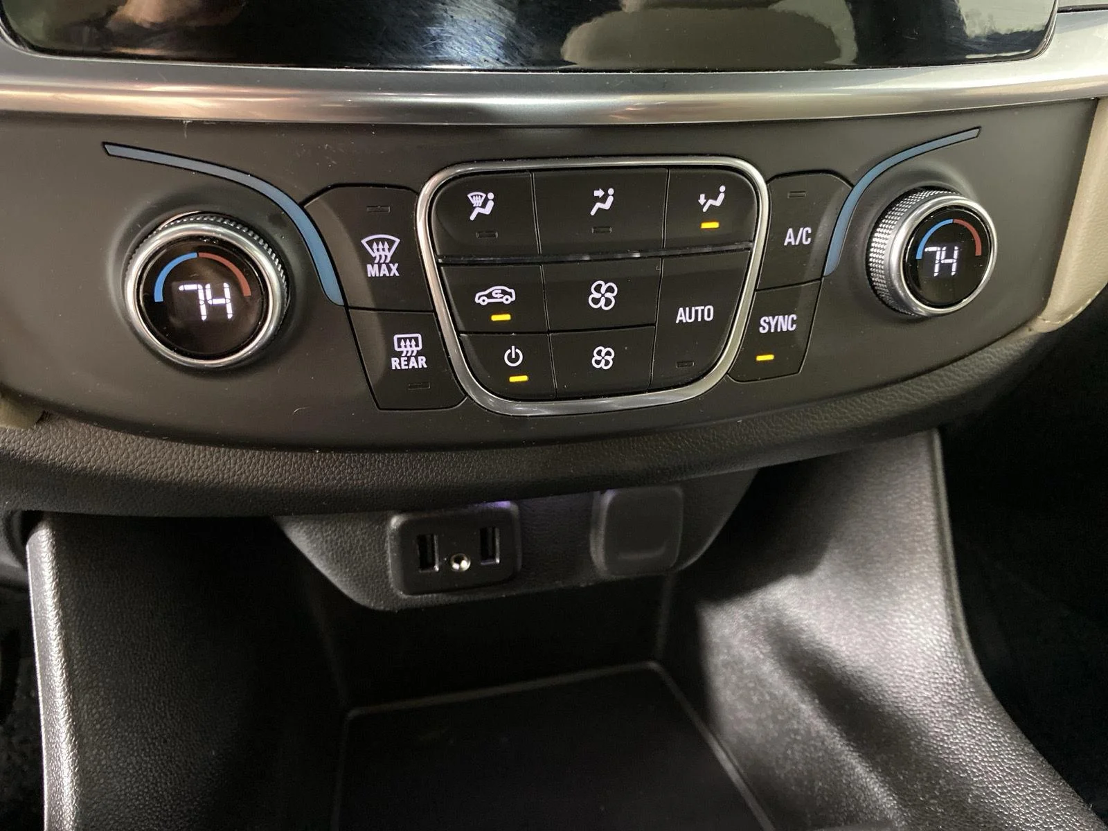 Used 2023 Wh Chevrolet  image 18
