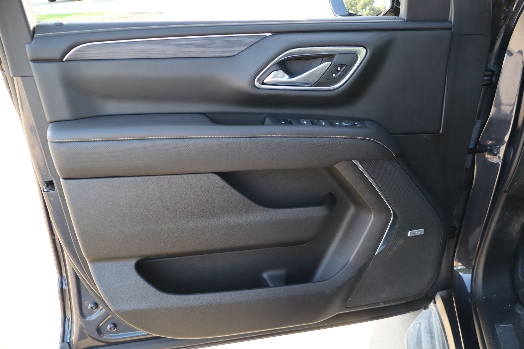 Used 2023 Titanium GMC SLT image 12