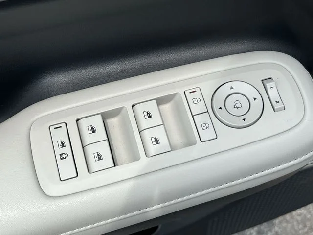 Used 2025 Silver Hyundai Calligraphy image 34