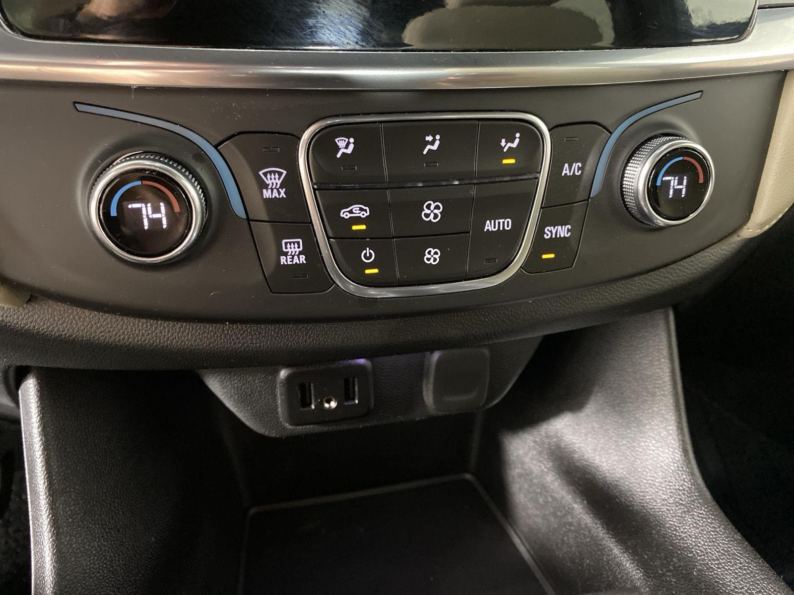 Used 2023 Wh Chevrolet  image 18