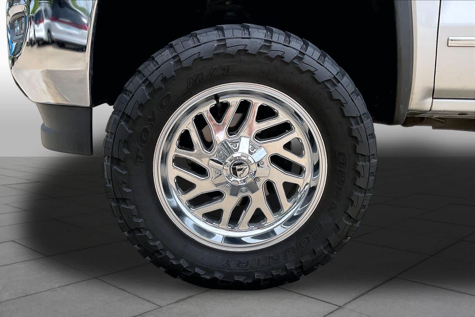 Used 2018 Quicksilver Metallic GMC SLT image 11