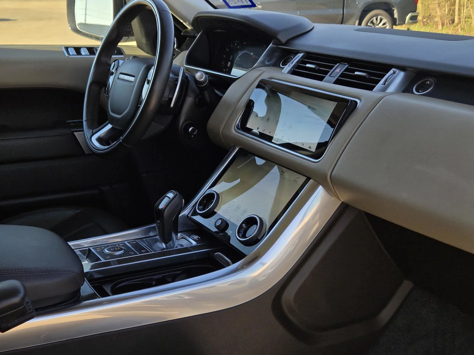Used 2019 Fuji White Land Rover Dynamic image 37
