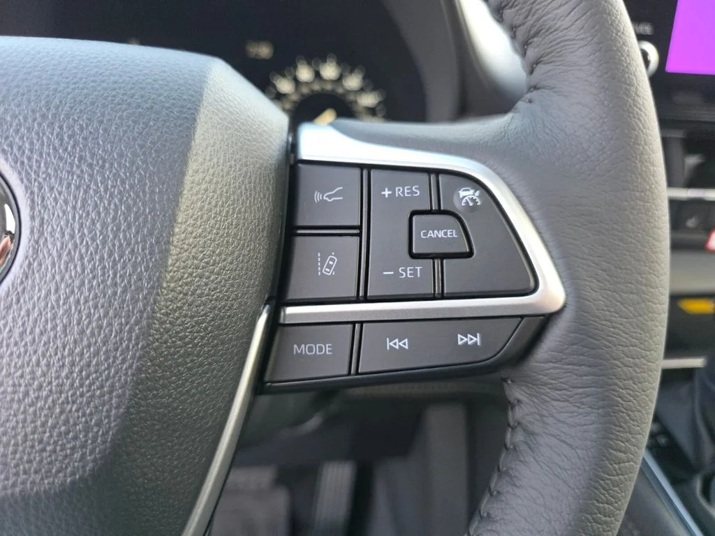 New 2026 Wind Chill Pearl <sup>1</sup> Toyota  XLE image 32