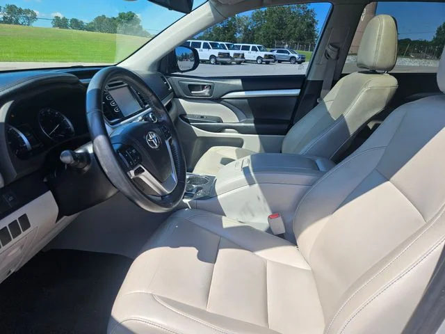 Used 2019 Silver Toyota XLE image 9