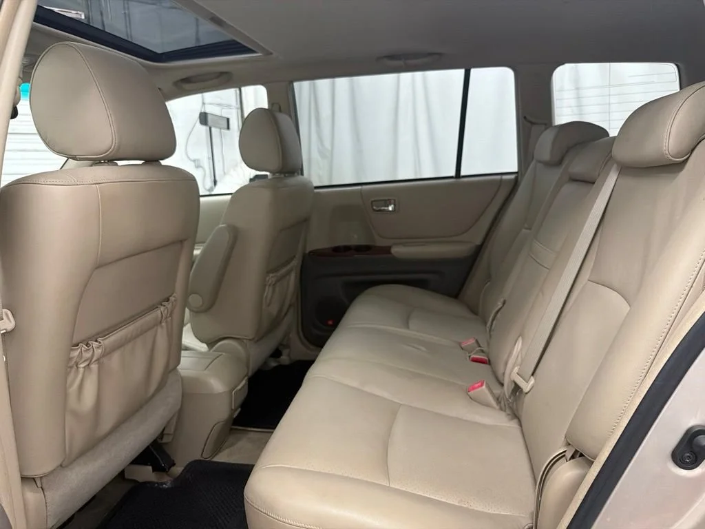 Used 2006 Gold Toyota Limited image 21