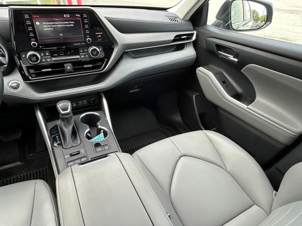 Used 2022 Moon Dust Toyota XLE image 12