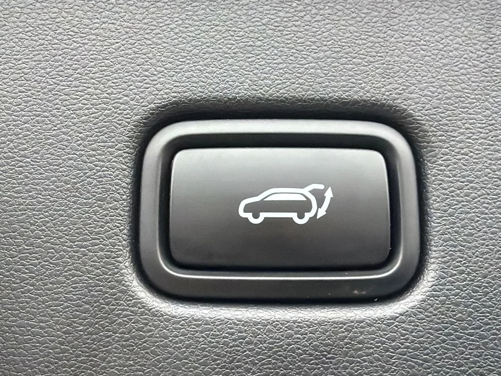 Used 2023 White Hyundai SEL Convenience image 19