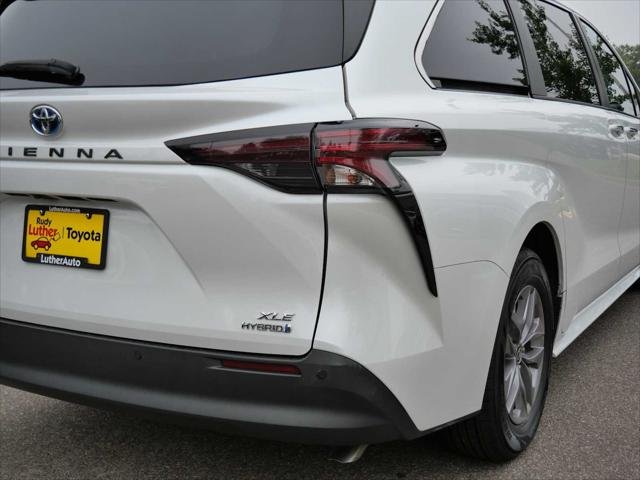 Certified Used 2022 WIND CHILL PEARL Toyota  image 18