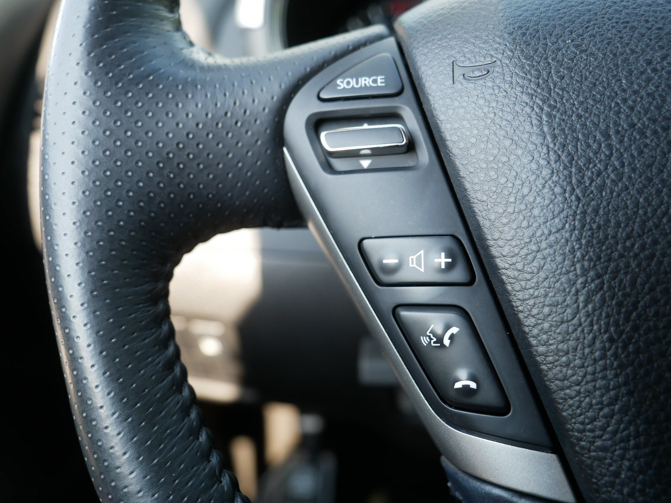 Used 2014 Super Black Nissan SV image 28