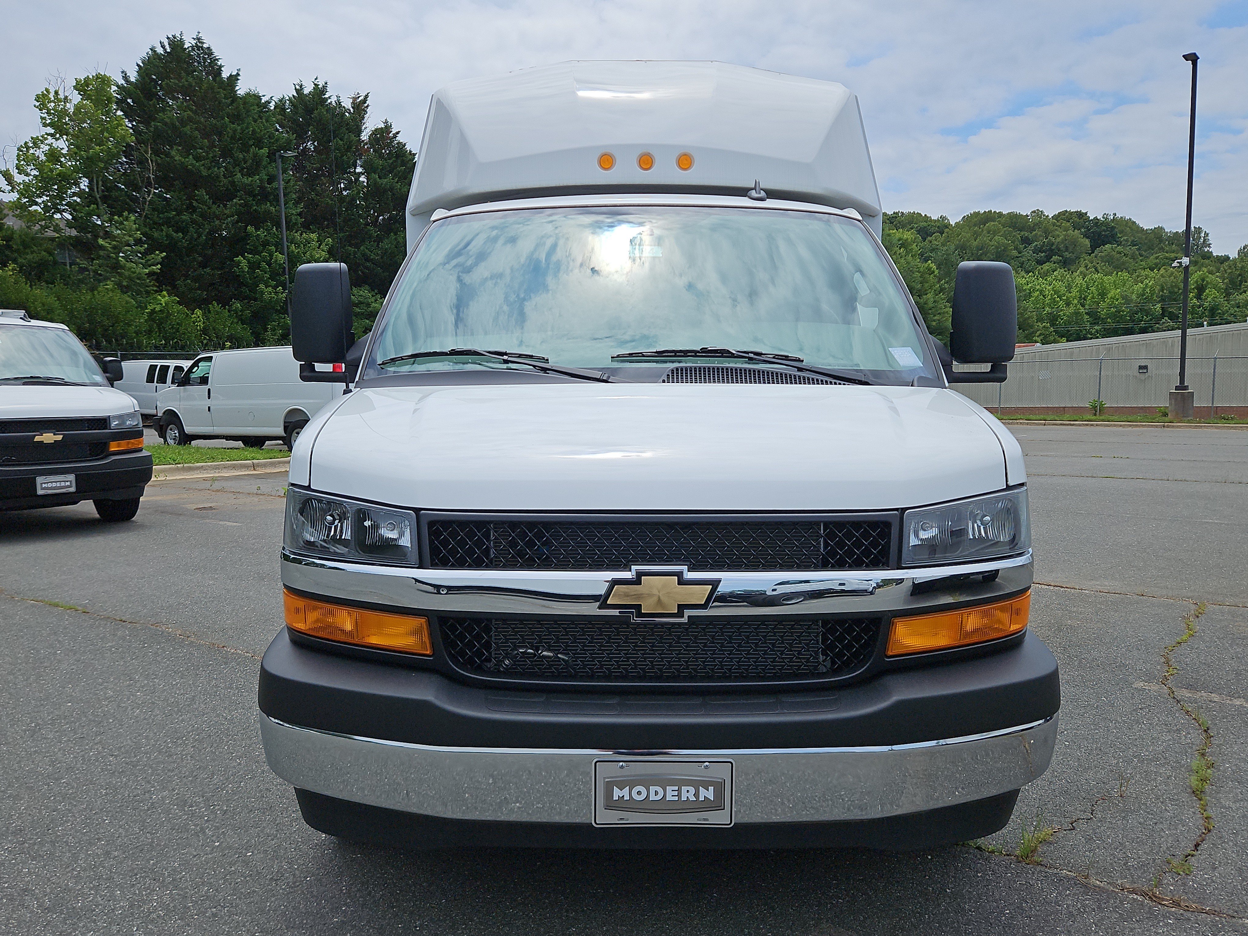 New 2025 Summit White Chevrolet 1WT image 7