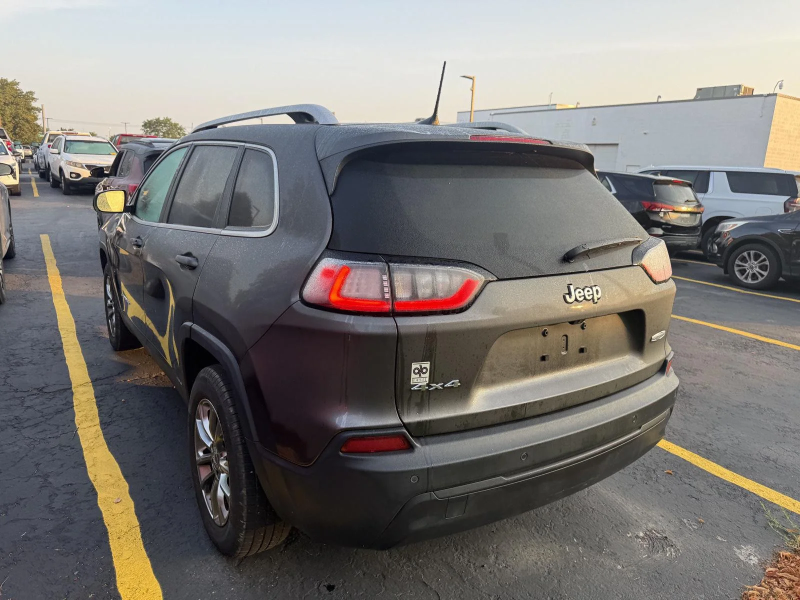 Used 2019 Granite Crystal Metallic Clearcoat Jeep Latitude Plus image 4