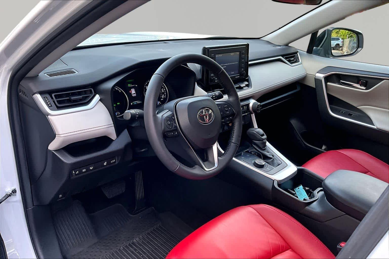 Used 2022 White Toyota Hybrid XLE image 18