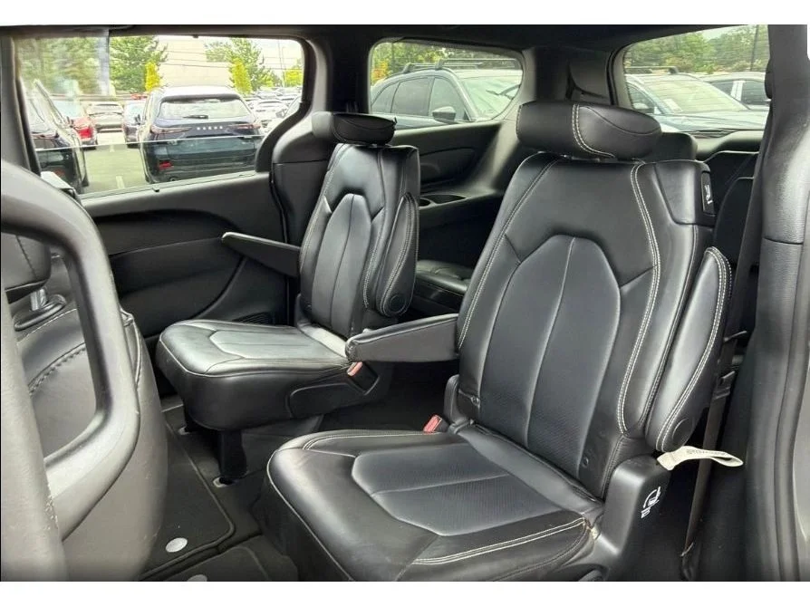 Used 2025 Ceramic Gray Clearcoat Chrysler Select image 5