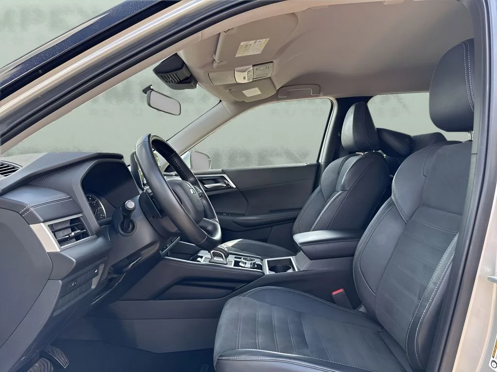 Used 2022 Silver Mitsubishi SE image 9
