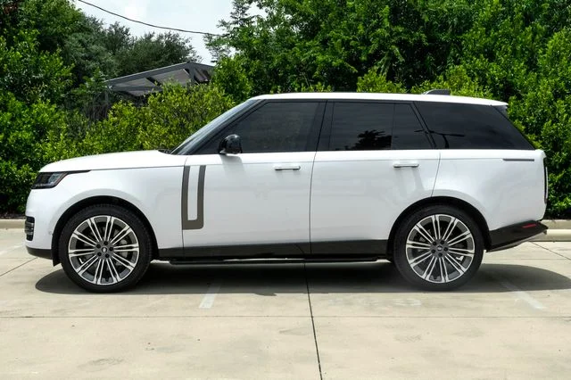 Used 2024 White Land Rover SE image 18