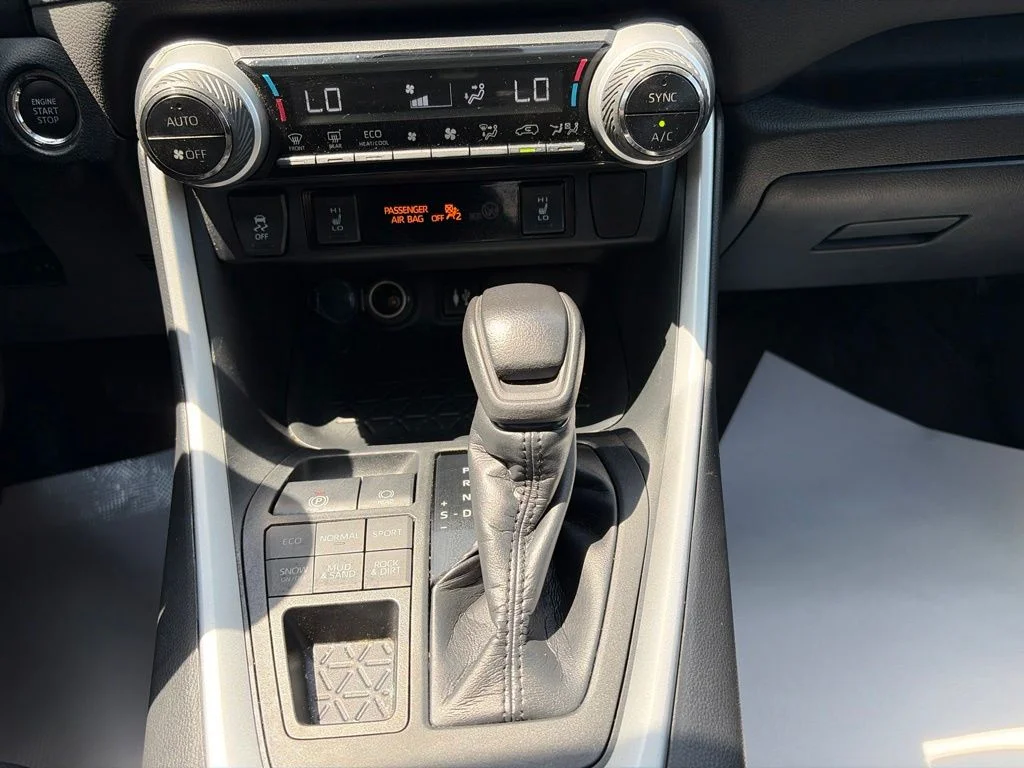 Used 2019 Silver Toyota XLE image 18
