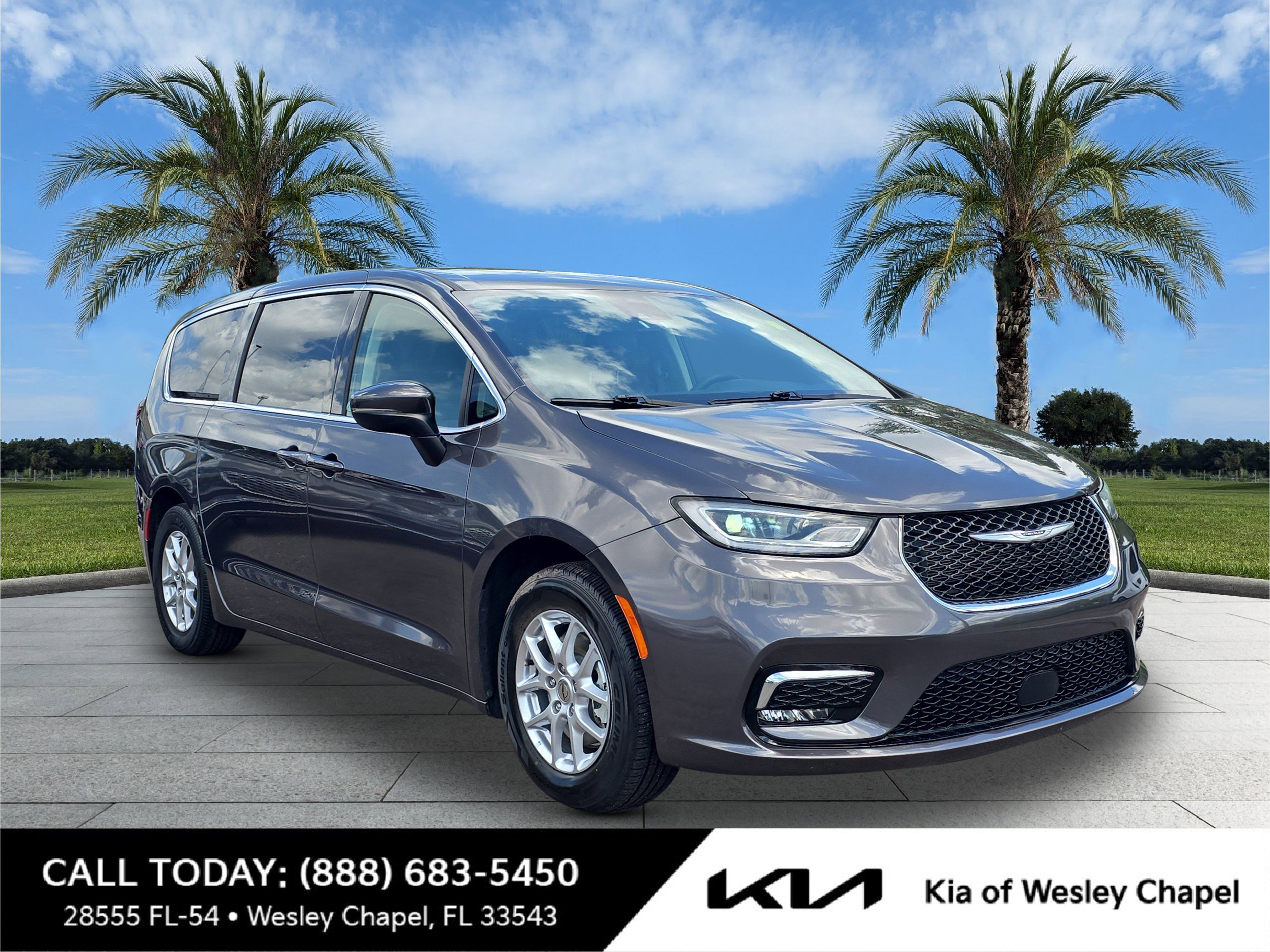 2023 Chrysler Pacifica Touring L's photo
