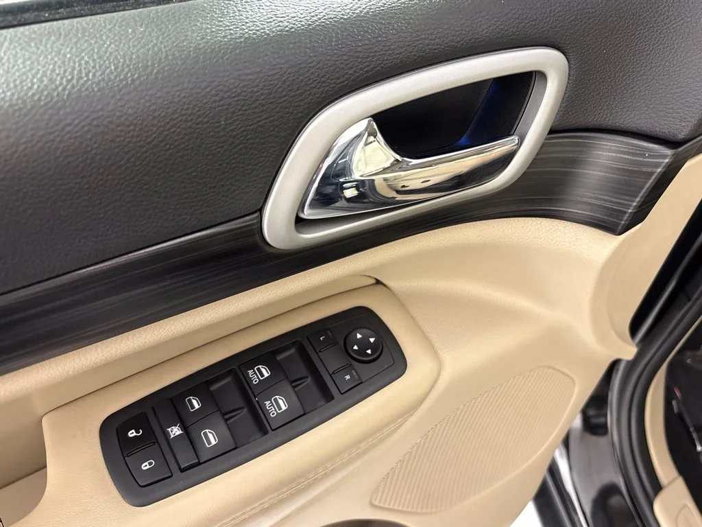 Used 2022 Black Jeep Laredo E image 22