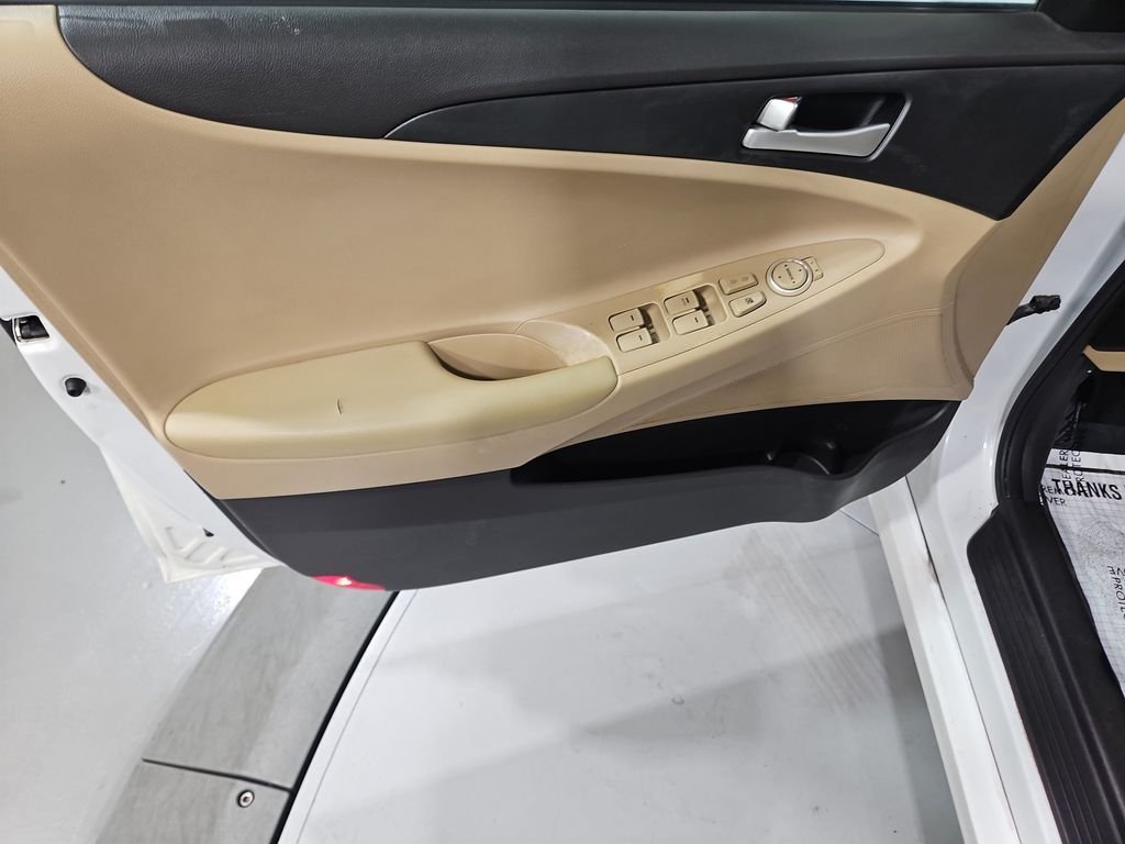 Used 2012 White Hyundai GLS image 11