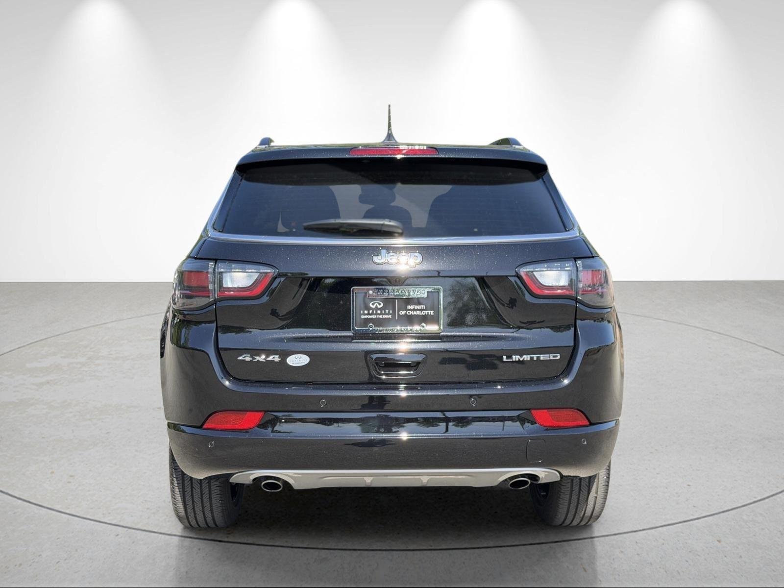 Used 2023 Diamond Black Crystal Pearlcoat Jeep Limited image 4