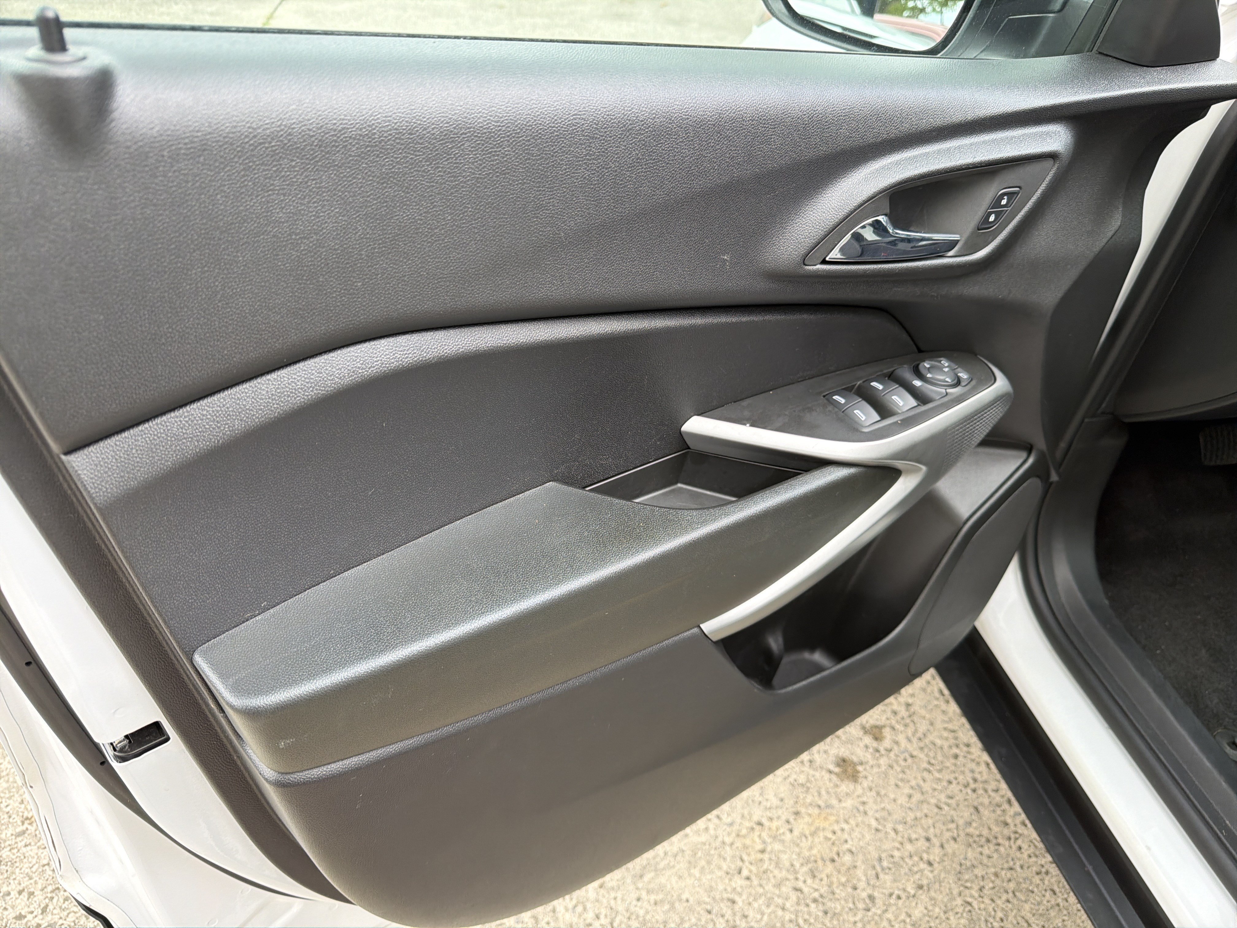 Used 2024 Summit White Chevrolet 1RS image 9