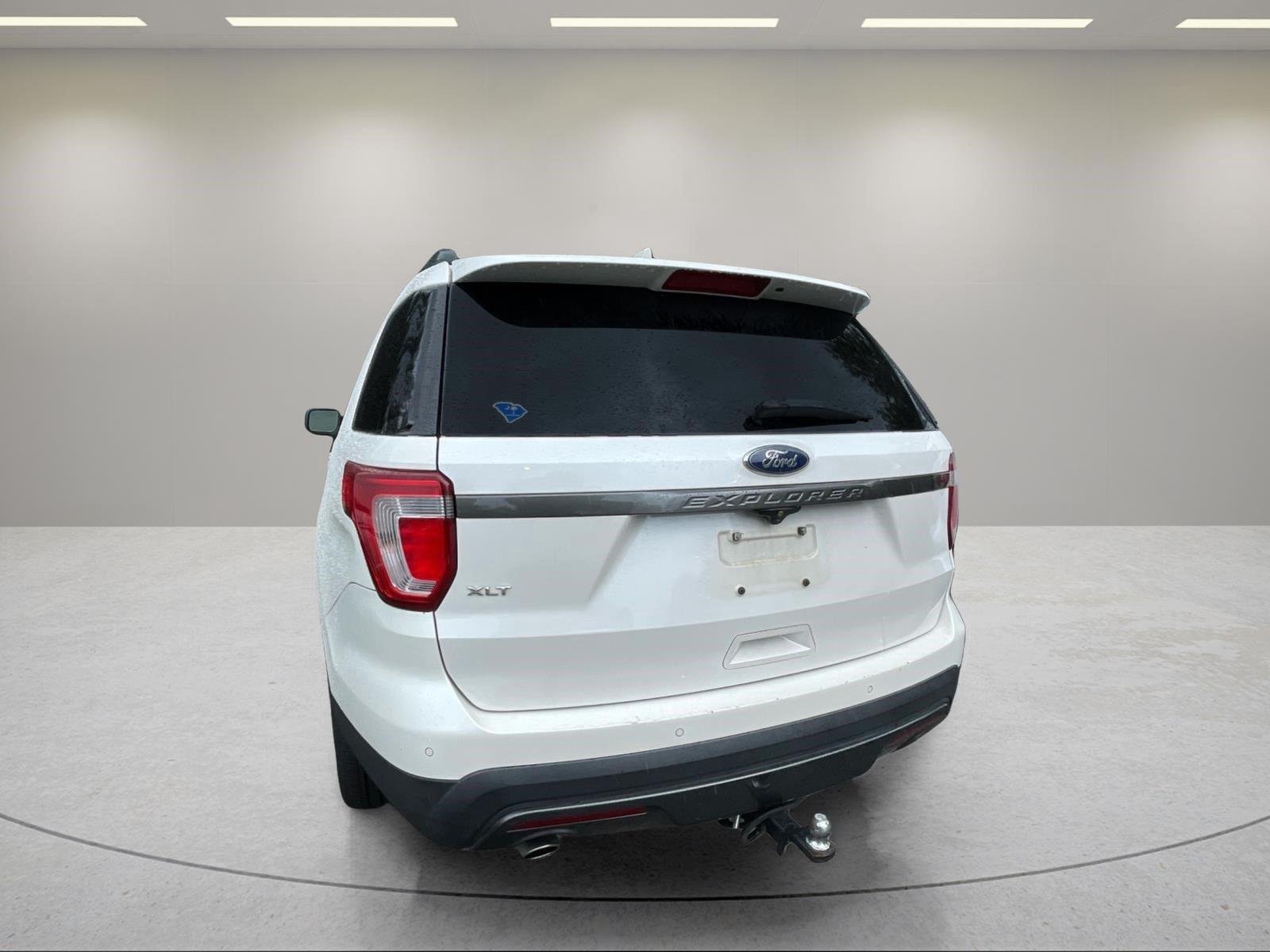 Used 2017 White Platinum Metallic Tri-Coat Ford XLT image 9