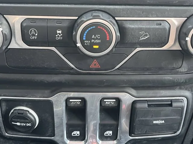 Used 2019  Jeep Sport S image 27