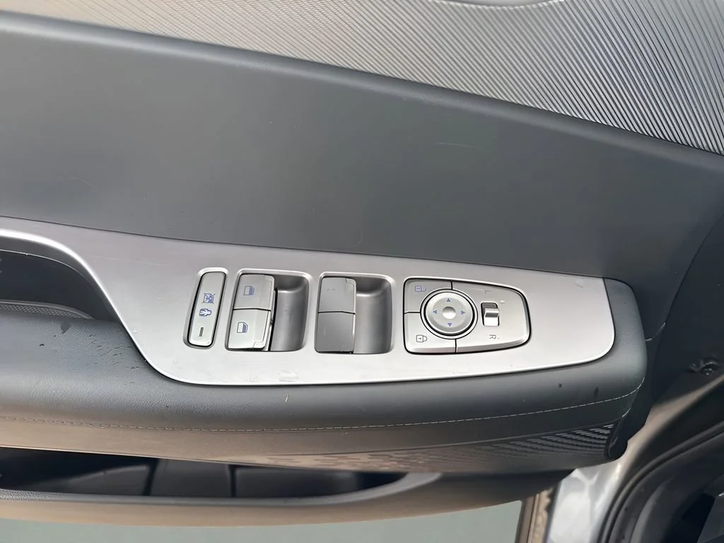 Used 2025 Charcoal Hyundai SEL image 14