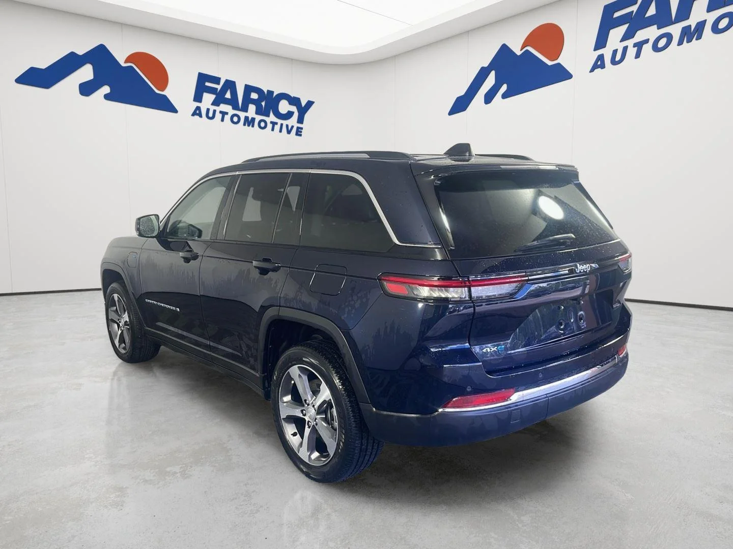 Used 2024 Midnight Sky Jeep 4xe image 9